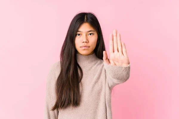 Junge Chinesin Posiert Isoliert Stehend Mit Ausgestreckter Hand Die Stoppzeichen — Stockfoto