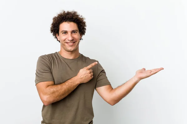 Rijpere Knappe Man Geïsoleerd Opgewonden Met Een Kopieerruimte Palm — Stockfoto