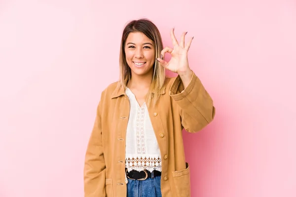 Joven Mujer Caucásica Posando Aislado Alegre Confiado Mostrando Gesto —  Fotos de Stock