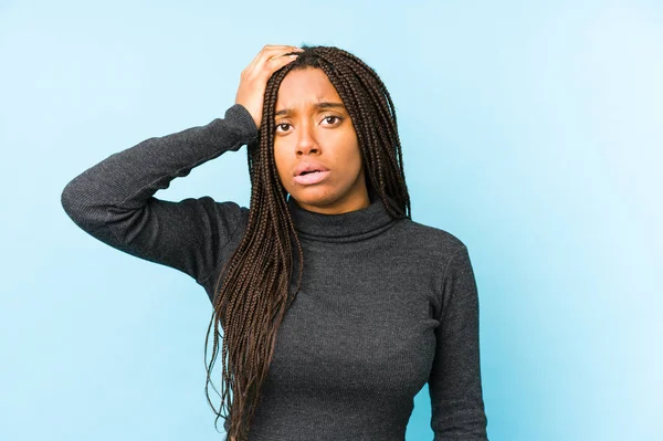 Genç Afrikalı Amerikalı Kadın Mavi Arka Planda Izole Edilmiş Yorgun — Stok fotoğraf
