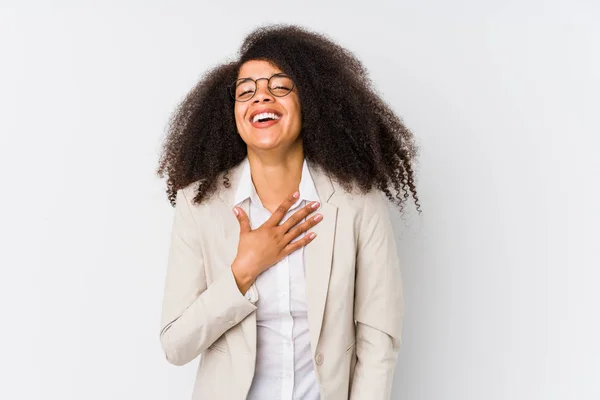 若いアフリカ系アメリカ人のビジネス女性は大声で手を胸に保つことを笑う — ストック写真