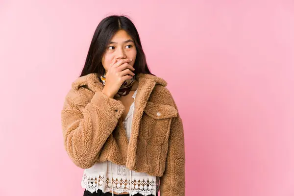 Junge Asiatische Frau Nachdenklich Blick Auf Eine Kopie Raum Bedecken — Stockfoto