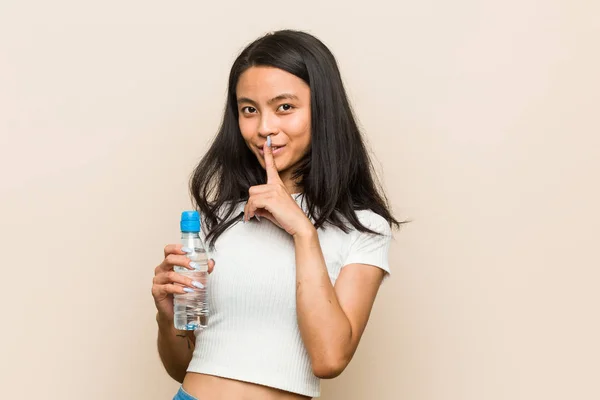 Jonge Aziatische Vrouw Het Houden Van Een Fles Water Het — Stockfoto
