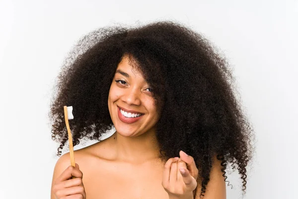 Giovane Donna Afro Possesso Una Spazzola Isolata Puntando Con Dito — Foto Stock