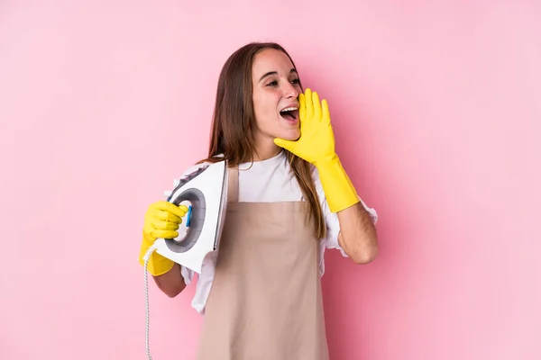 Mujer Joven Caucásica Con Ropa Hierro Aislado Gritando Sosteniendo Palma —  Fotos de Stock