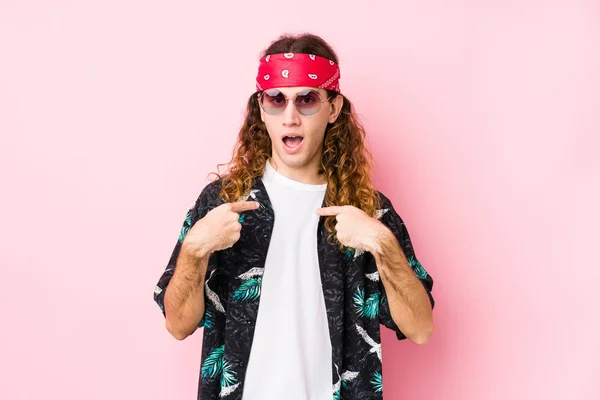 Young Hippie Caucasian Man Isolated Surprised Pointing Finger Smiling Broadly — Stock Photo, Image
