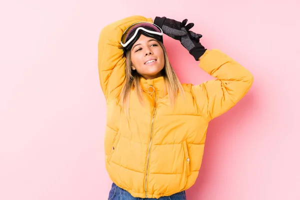 Jovem Caucasiana Vestindo Uma Roupa Esqui Fundo Rosa Esticando Braços — Fotografia de Stock