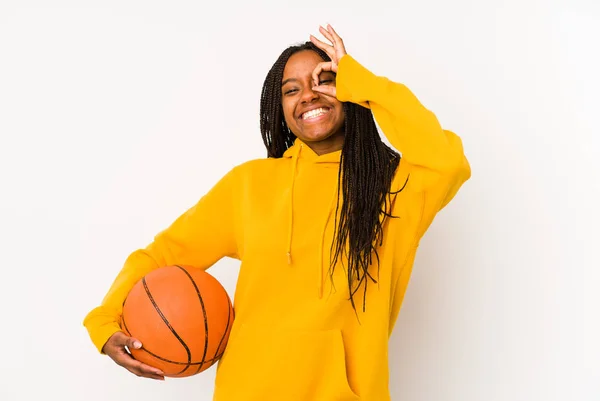 Jovencita Africaica Americana Jugando Baloncesto Sola Emocionada Guardando Buen Gesto — Foto de Stock