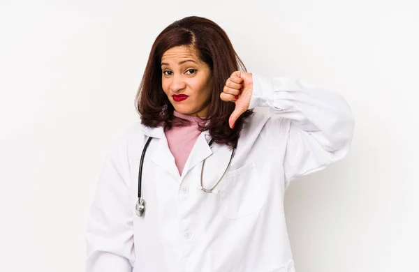 Mulher Médica Latina Meia Idade Isolada Mostrando Gesto Desagradável Polegares — Fotografia de Stock