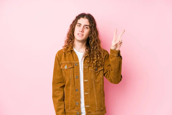 Jovem Homem Cabelo Longo Posando Isolado Alegre Despreocupado Mostrando Símbolo — Fotografia de Stock