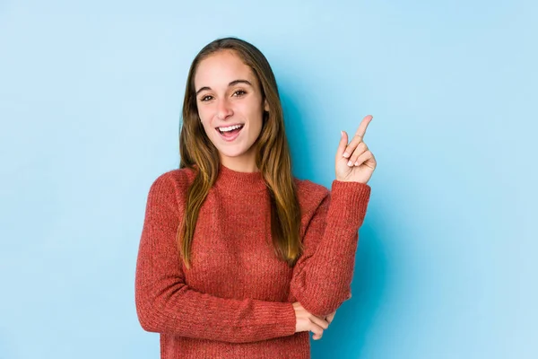 Joven Mujer Caucásica Posando Aislada Sonriendo Alegremente Señalando Con Dedo — Foto de Stock