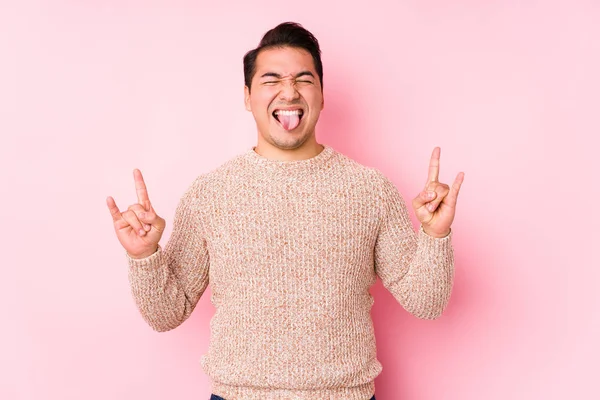 Jovem Homem Curvilíneo Posando Fundo Rosa Isolado Mostrando Gesto Rocha — Fotografia de Stock