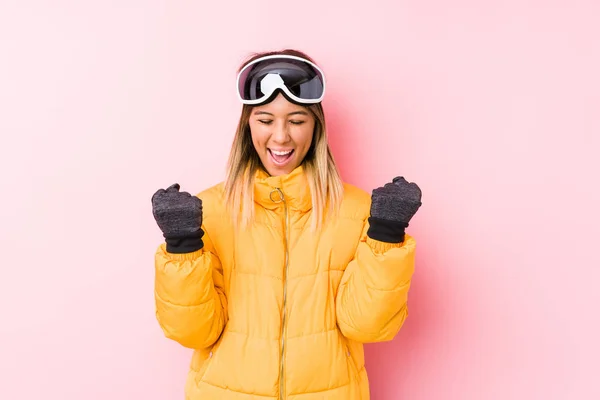 Mulher Caucasiana Jovem Vestindo Uma Roupa Esqui Fundo Rosa Torcendo — Fotografia de Stock