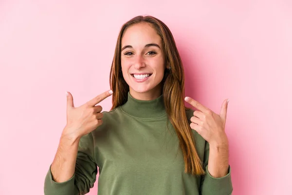 Молода Біла Жінка Позує Ізольовані Посмішки Вказуючи Пальці Рот — стокове фото