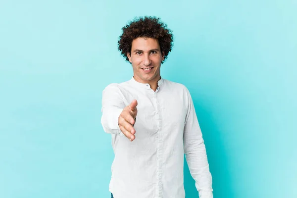 Jovem Encaracolado Maduro Homem Vestindo Uma Elegante Camisa Esticando Mão — Fotografia de Stock