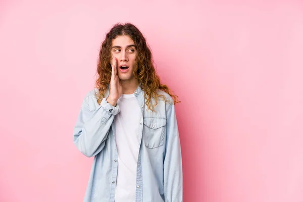 Mann Mit Langen Haaren Posiert Isoliert Sagt Eine Geheime Heiße — Stockfoto