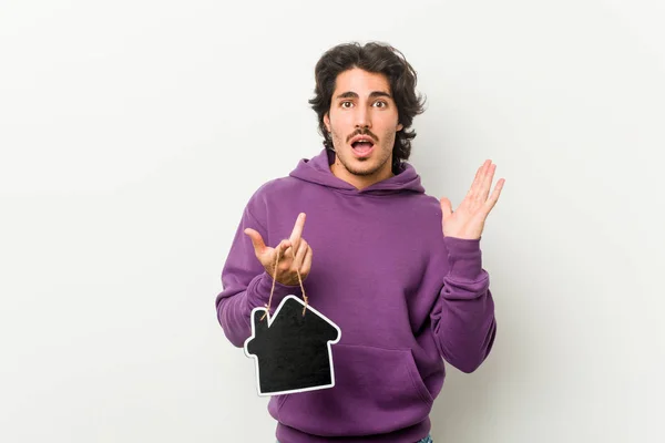 Jovem Segurando Uma Forma Ícone Casa Surpreso Chocado — Fotografia de Stock