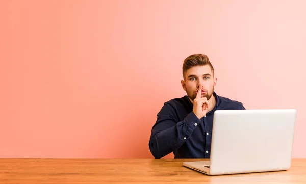 Joven Trabajando Con Laptop Guardando Secreto Pidiendo Silencio — Foto de Stock