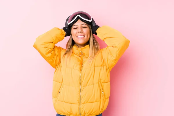 Giovane Donna Caucasica Indossa Abbigliamento Sci Uno Sfondo Rosa Ride — Foto Stock