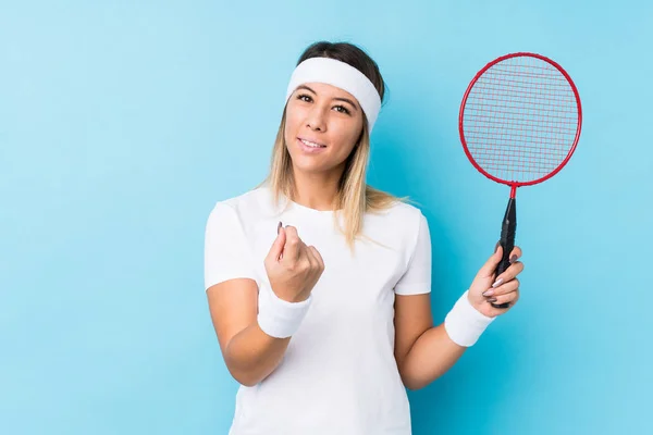 Joven Mujer Caucásica Jugando Bádminton Aislado Apuntando Con Dedo Usted — Foto de Stock