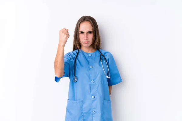Молодая Медсестра Изолирована Показывает Кулак Камере Агрессивное Выражение Лица — стоковое фото
