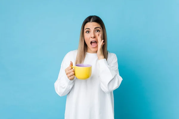 Joven Mujer Caucásica Sosteniendo Una Taza Café Gritando Emocionada Frente — Foto de Stock