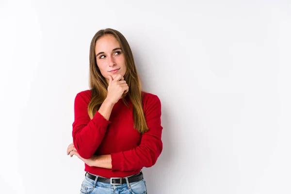 Young Caucasian Woman Posing Isolated Looking Sideways Doubtful Skeptical Expression — Stock Photo, Image