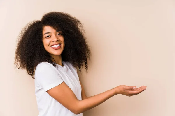 Jonge Afro Amerikaanse Vrouw Die Een Kopie Ruimte Een Palm — Stockfoto