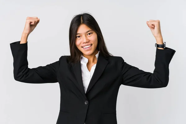 Mladá Asijská Podnikatelka Ukazuje Sílu Gesto Pažemi Symbol Ženské Moci — Stock fotografie
