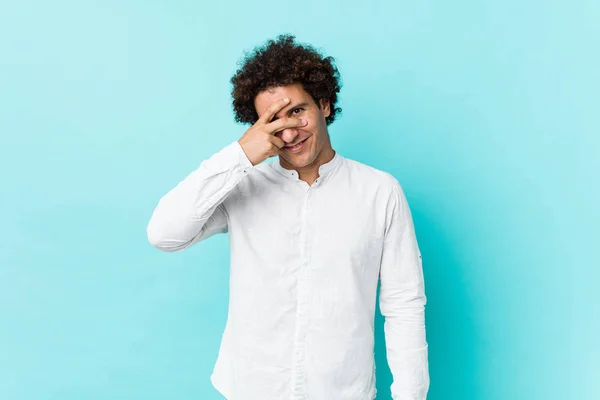 Joven Hombre Maduro Rizado Usando Una Camisa Elegante Parpadear Cámara — Foto de Stock