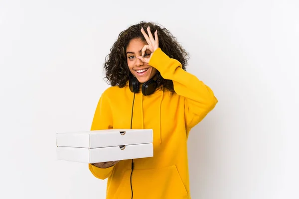 Ung Afrikansk Amerikansk Student Kvinna Håller Pizzor Glada Hålla Gest — Stockfoto