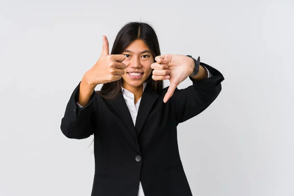 Joven Asiático Negocios Mujer Mostrando Pulgares Arriba Pulgares Abajo Difícil —  Fotos de Stock