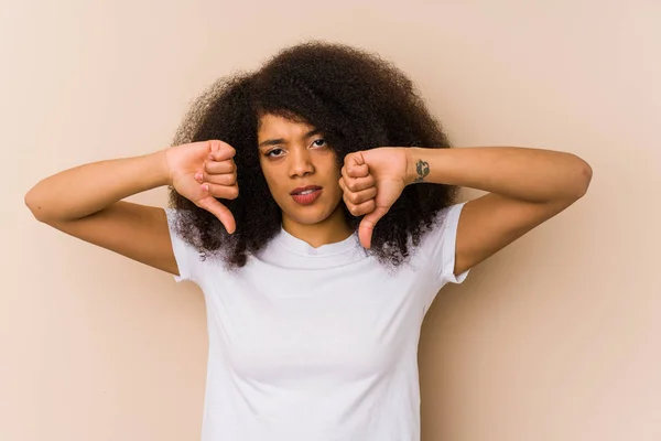 Mujer Afroamericana Joven Mostrando Pulgar Hacia Abajo Expresando Aversión —  Fotos de Stock