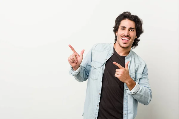 Homem Bonito Jovem Contra Fundo Branco Apontando Com Dedos Indicador — Fotografia de Stock