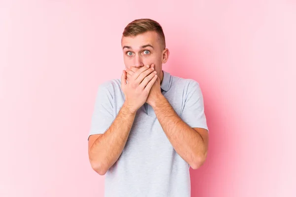 Ung Kaukasisk Man Isolerad Chockad Täcker Munnen Med Händerna — Stockfoto