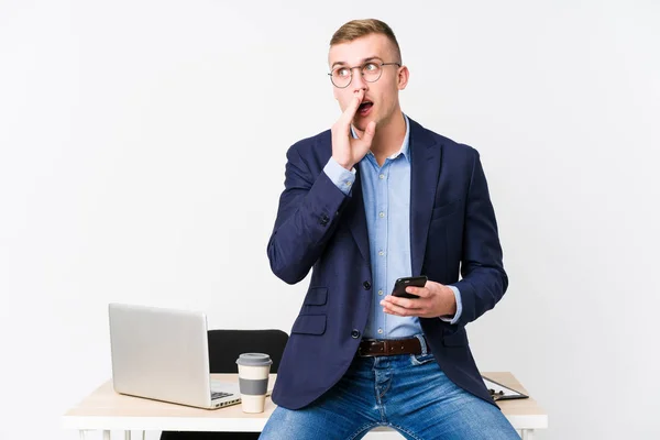 Giovane Uomo Affari Con Computer Portatile Sta Dicendo Una Notizia — Foto Stock