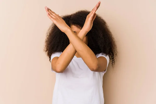 Joven Mujer Afroamericana Manteniendo Dos Brazos Cruzados Concepto Negación — Foto de Stock