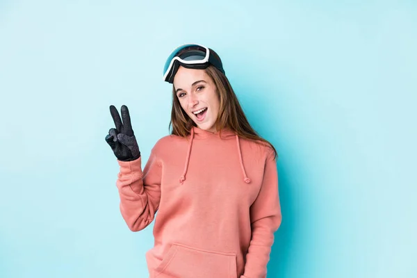Mulher Esquiador Jovem Isolado Alegre Despreocupado Mostrando Símbolo Paz Com — Fotografia de Stock
