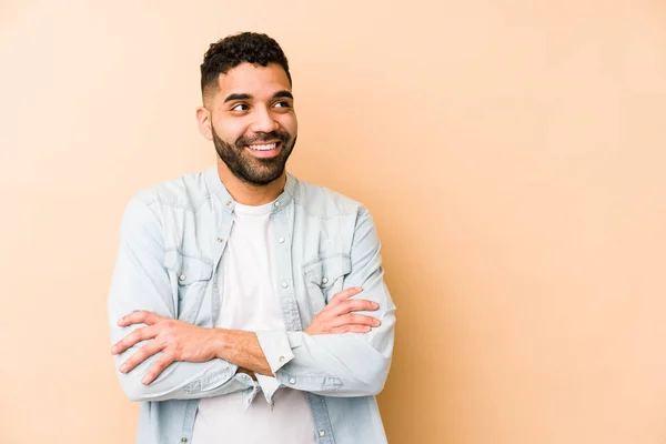 Jovem Mestiço Mestiço Árabe Homem Isolado Sorrindo Confiante Com Braços — Fotografia de Stock