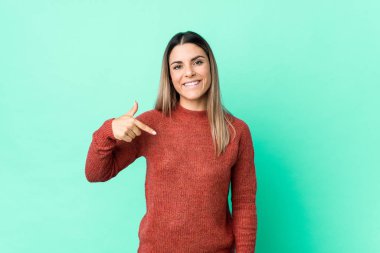Kafkasyalı genç bir kadın, gömlek fotokopi odasını elle işaret eden, gururlu ve kendinden emin birini izole etti.