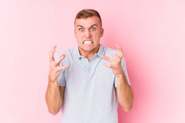 Kafkasyalı genç adam gergin elleriyle çığlık atıyor..