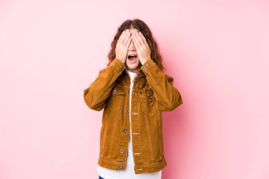 Genç, uzun saçlı, yalnız poz veren adam elleriyle gözlerini kapatıyor. Gülümsüyor ve bir sürpriz bekliyor..