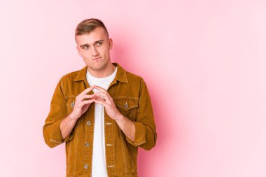 Kafkasyalı genç bir adam, bir plan hazırlıyor..