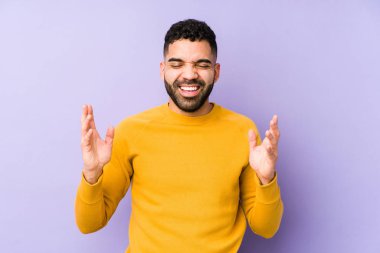 Genç, melez Arap adam neşeli kahkahalarla kendini soyutladı. Mutluluk kavramı.