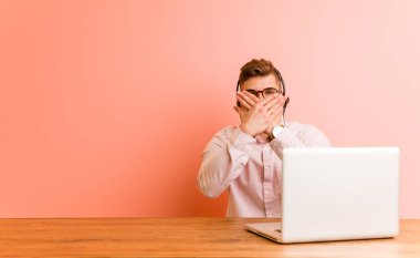 Çağrı merkezinde çalışan genç bir adam inkar jesti yapıyor.