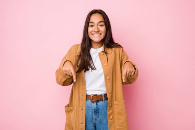 Genç melez Hintli kadın parmaklarıyla izole noktalar, pozitif duygu..