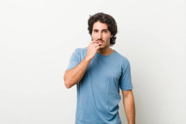 Beyaz bir geçmişi olan, tırnak yiyen, gergin ve endişeli genç bir adam..