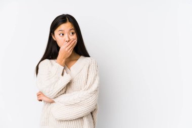 Genç Çinli kadın, düşünceli bir şekilde bir fotokopi odasına baktı. Ağzı eliyle kapladı..