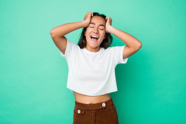 Genç melez Hintli kadın neşeli bir şekilde el ele tutuşarak kahkahaları izole etti. Mutluluk kavramı.