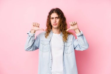 Uzun saçlı yalnız poz veren adam gururlu ve kendinden emin, örnek olarak..